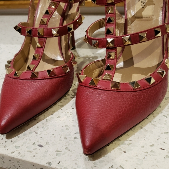 ****SOLD*****100% Authentic Valentino Rockstud Pumps Red - Picture 6 of 11